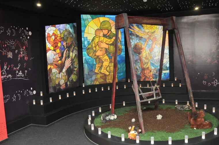 В музее представлены экспонаты и исторические документы, посвященные борьбе жителей города с нацизмом