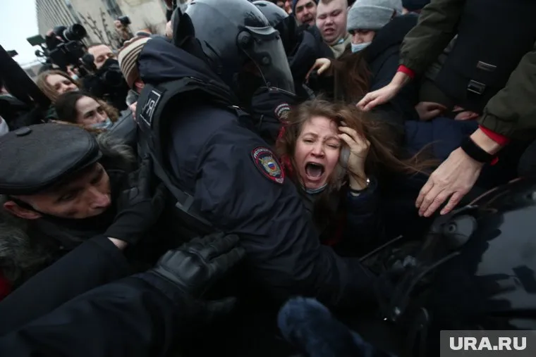 Протестующие пытались взять штурмом административные здания
