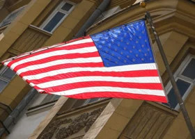 Шатдаун в США ударил по Украине: почему Вашингтон приостановил поставки оружия и чем это выгодно Трампу