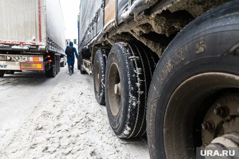 Движению большегрузов мешают погодные условия и скользкая дорога