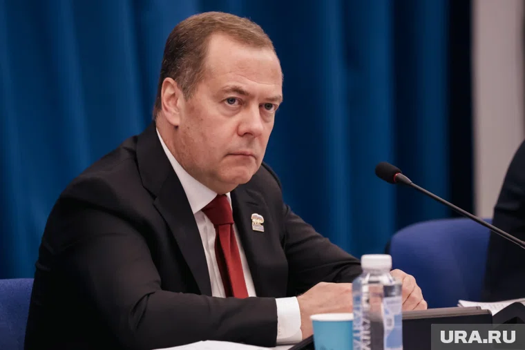 Медведев призвал молодогвардейцев активно включаться в процессы