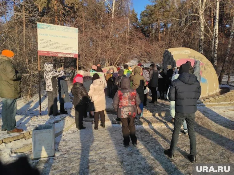 Участники пикета требуют признать территорию вокруг озера охранной зоной