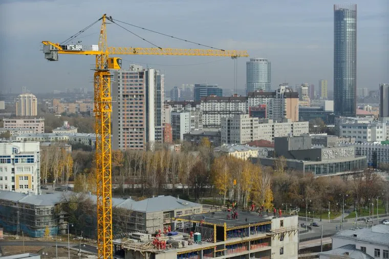 Строительство Екатеринбург-Арены, временная трибуна. Екатеринбург, строительный кран, башня исеть, недвижимость, стройка, екатеринбург