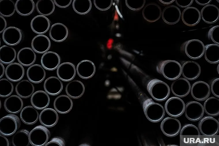 Сразу в нескольких цехах ПНТЗ дефицит стропальщиков и крановщиков, а трубы раскатывают вручную