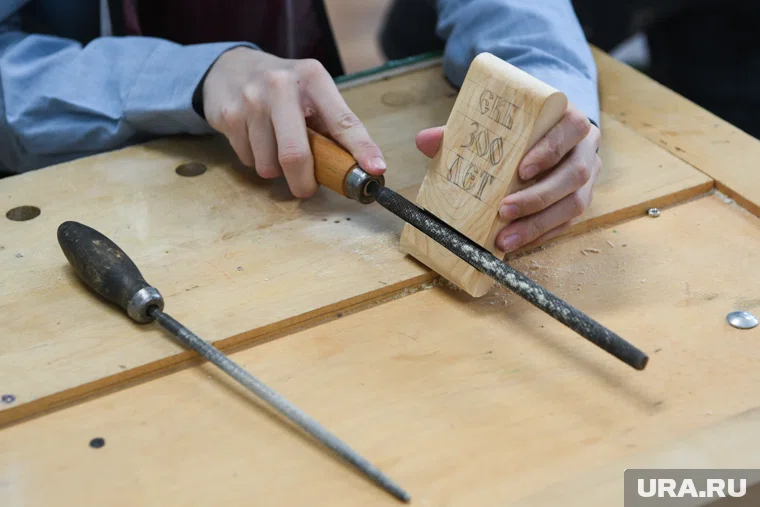 Он поднес зажигалку к емкости с веществом, после чего произошла вспышка