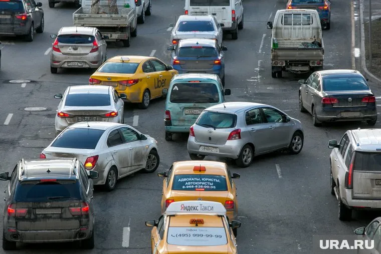 В такси стоит устраивать людей только с гражданством РФ, считает Александр Старовойтов