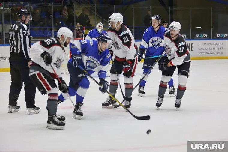 Тренер оскорблял и унижал юных хоккеистов