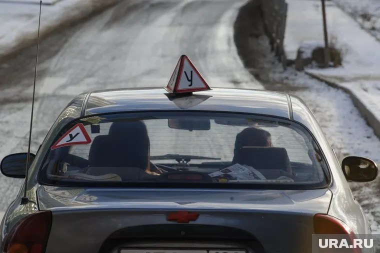 Вождение стало практически обязательным навыком, считают в автошколах