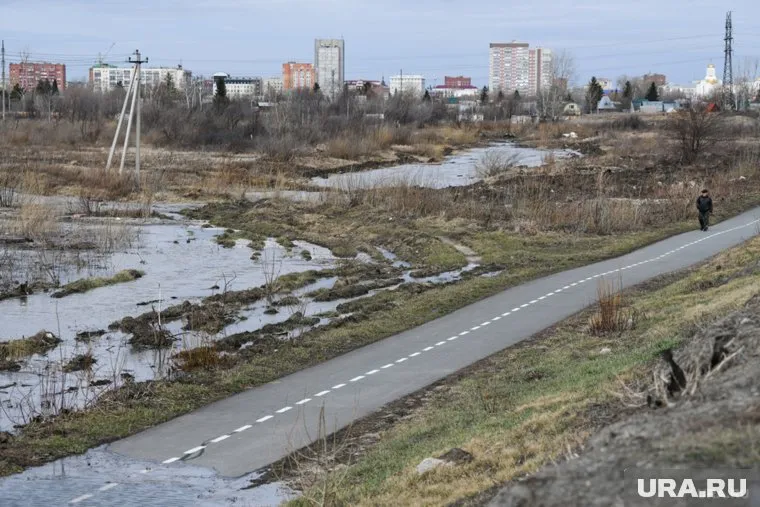 Вода, затопившая дома, дороги и мосты продолжает прибывать