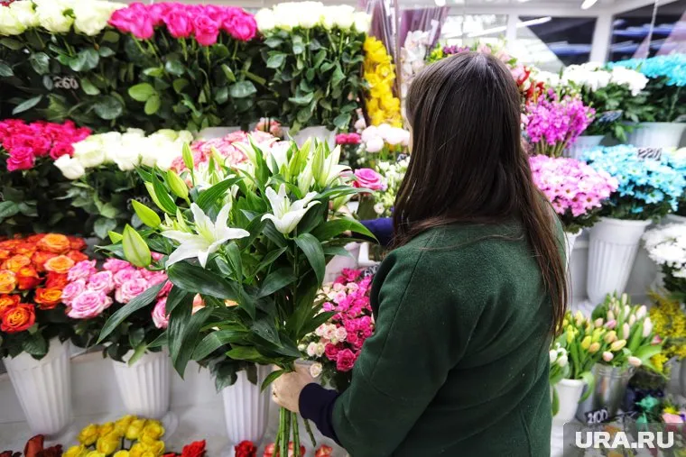 Цветы выгоднее покупать после праздника, считает флорист Георгий Сухаржевский