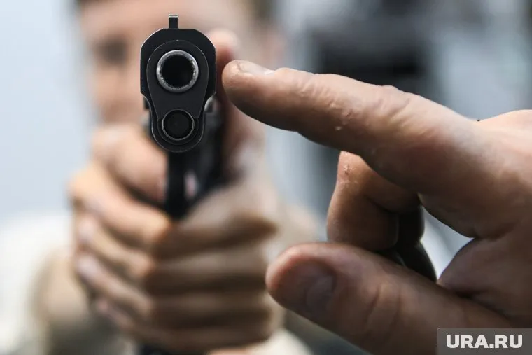 По словам очевидцев, мужчины стреляли из травматических пистолетов