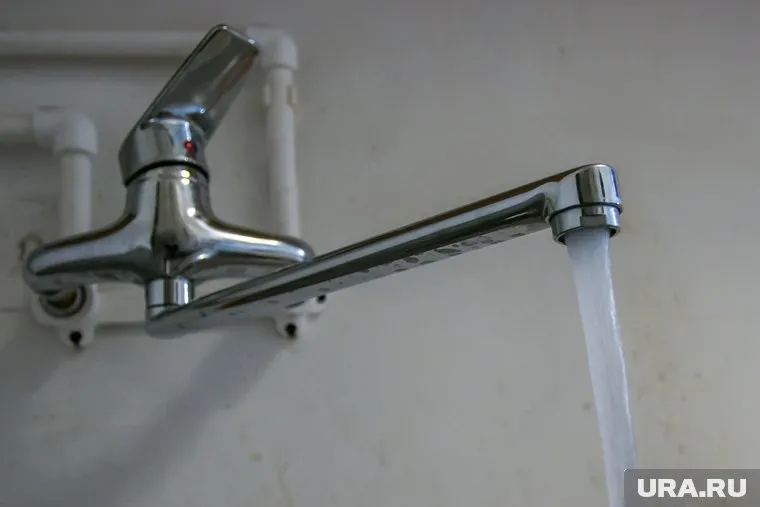 Из крана бежит вода с червями