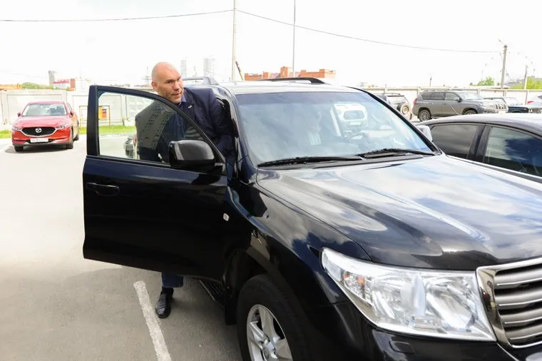 Экологическая акция по посадке деревьев, с участием Николая Валуева, депутата госдумы РФ, зампредседателя комитета госдумы по экологии в ЖК "Западный луч". Челябинск, валуев николай, садится в машину