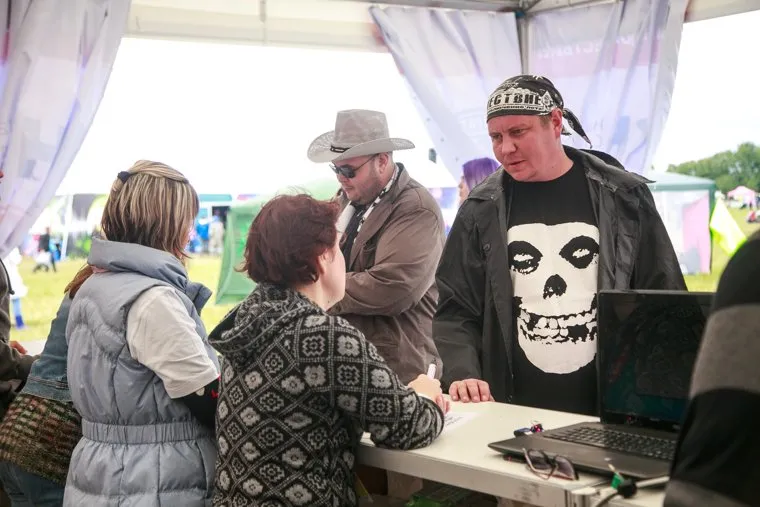 Фестиваль "Нашествие-2017", день выборов, Завидово. Тверь, выборы, неформалы, футболка с черепом