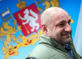 Полпред Жога и военкор Пегов вышли на лед в центре Екатеринбурга