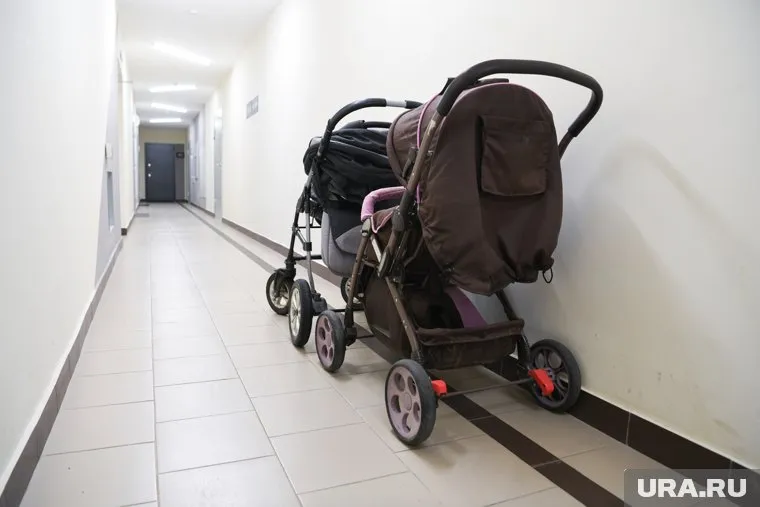 Вартовчане ищут мужчину, который якобы засыпает детские коляски землей