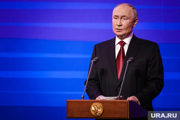 Участие в традиционной церемонии с участием президента приняли также представители конфесисий и члены общественных молодежных организаций, указано в сообщении