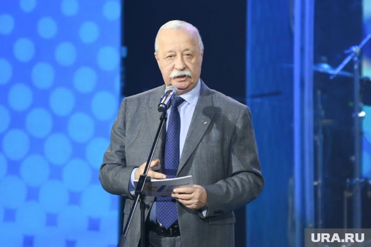 Артисты из Кургана открыли шоу Якубовича и вручили подарки (архивное фото)