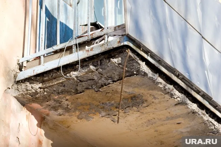 Из-за снеговой нагрузки обрушились балконы аварийки в Нягани