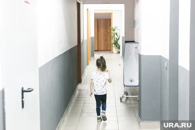 В детсаду мачеха говорила, что синяки у девочки появляются из-за частых падений