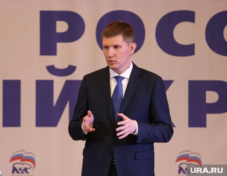 Максим Решетников продолжает выступать не с микрофоном в руках, а с гарнитурой, что позволяет быть более раскованным в движениях