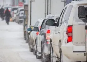 Из-за мороза десятки автомобилей застряли на въезде в ЯНАО