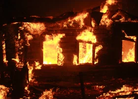 Семь человек погибли, трое спаслись: что известно к этому часу о пожаре в СОТ Сургута