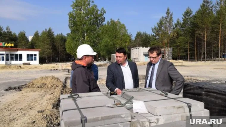 Владимир Спиридонов (в центре) получил новый пост