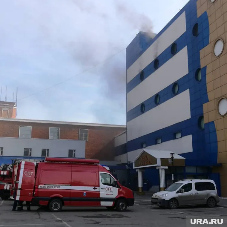 При пожаре в ТЦ уже есть пострадавшие