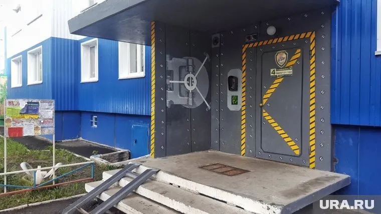 Креативными подъездами может похвастаться один из домов в микрорайоне «Снегири»