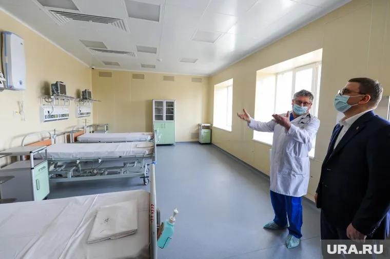 Алексею Текслеру (справа) предстоит решить, как заполнить больницы врачами