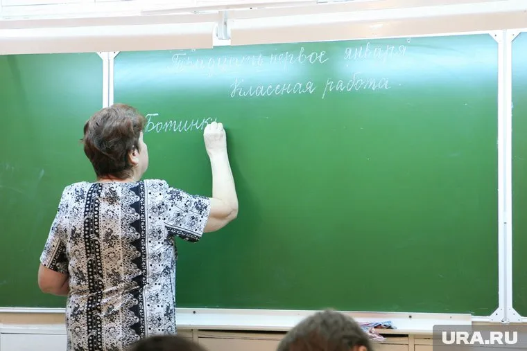 Средняя зарплата школьных учителей — 40 тысяч рублей