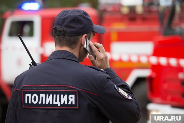 Полицейские проверяют информацию о заложенной в ТЦ бомбе