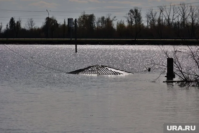 По Тоболу дрейфует крыша дома в Кургане (архивное фото)