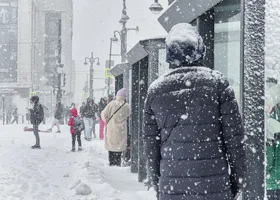 ДТП из-за гололедицы и обещания аномально теплого ноября: в Москву и ряд регионов пришел снегопад