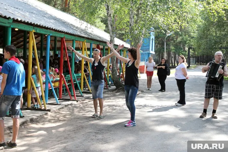 В правительстве Курганской области решили деньгами поддержать старания педагогов и подростков (архивное фото)