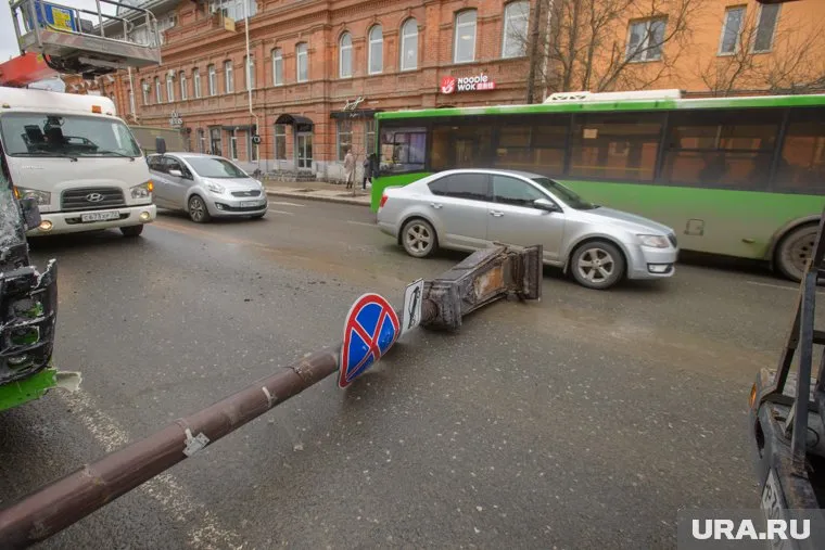 Водитель снес дорожный знак