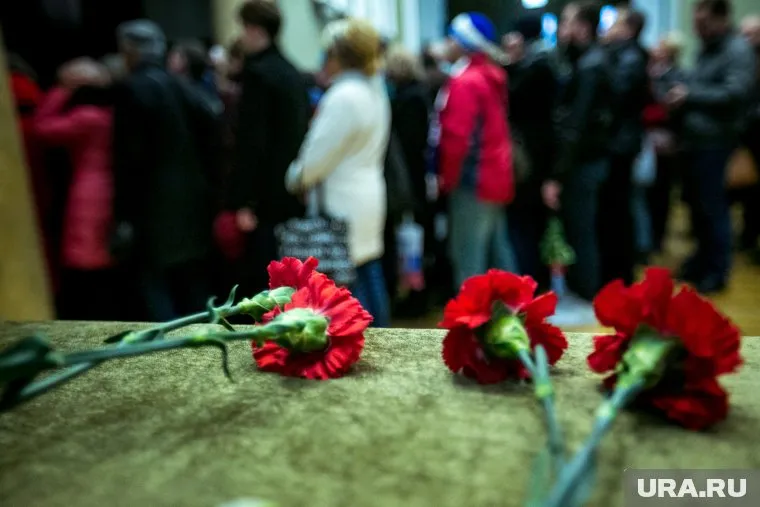 На прощание с умершим пришло много людей