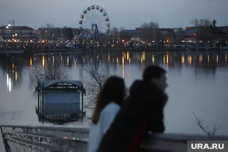 Подтопленный Ишим и его жителей помогали спасать волонтеры