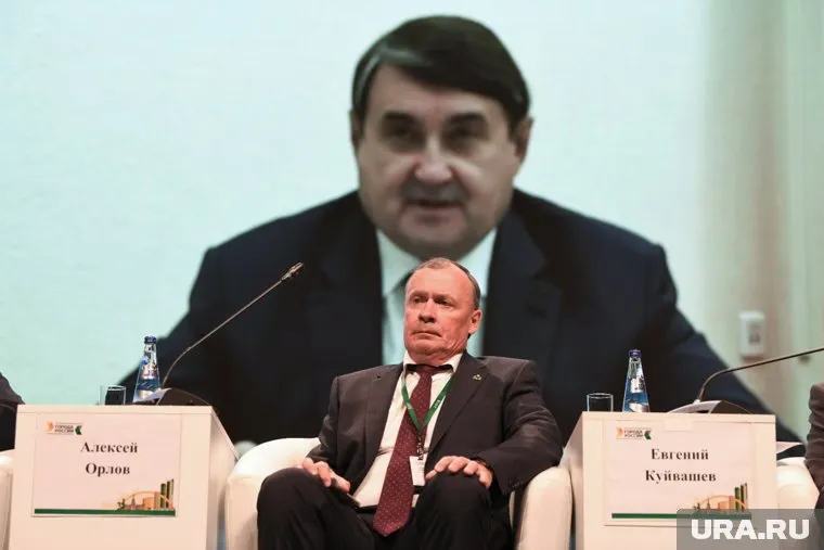 За непосредственным проведением перестановок Алексей Орлов наблюдал из Москвы, куда улетел ради «школы губернаторов»