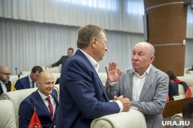 Алексей Петров (справа) решил направить финансовые средства на сохранение действующего бизнеса