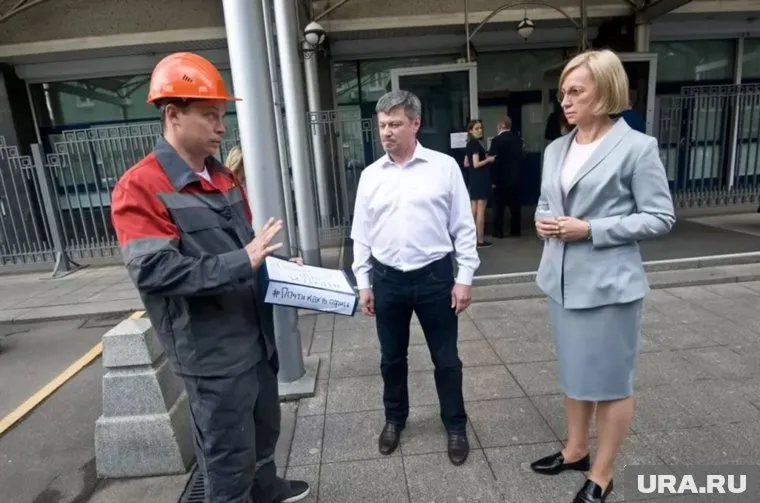 К Госдуме Владимир Качайкин (слева) пришел в рабочем костюме и каске