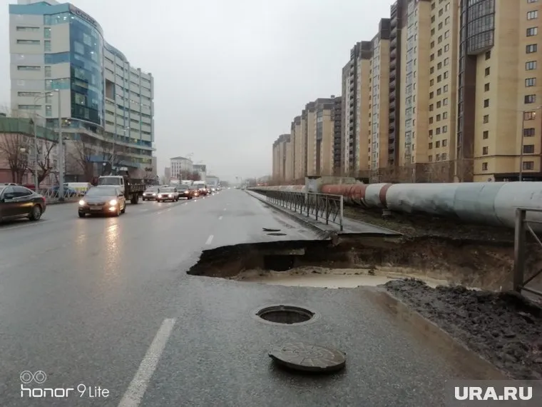 На проезжей части образовалась яма в несколько метров диаметром