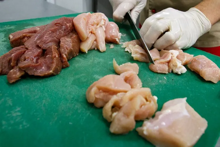 Кухня гипермаркета «Гипербола». Приготовление полуфабрикатов для гриля. Екатеринбург