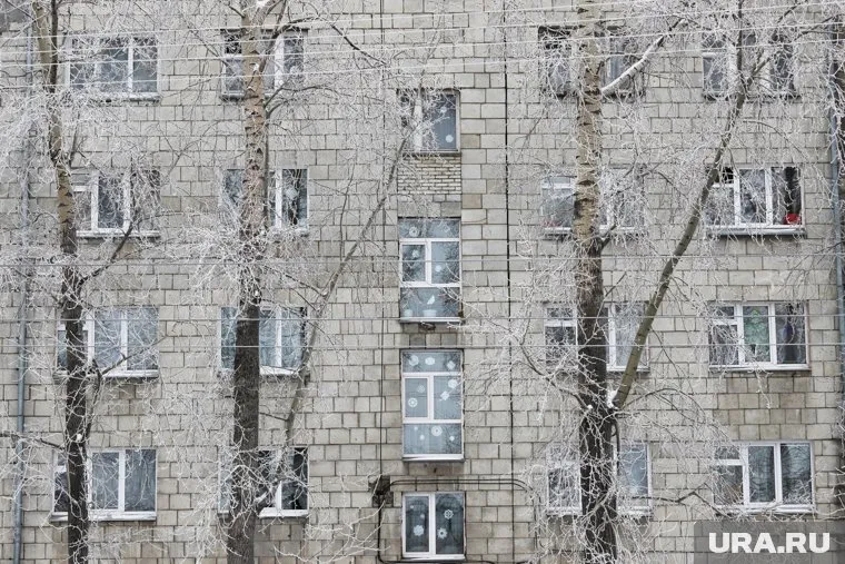 Тюменец сфотографировал, как из окна дома неизвестный смотрит через бинокль в сторону школы