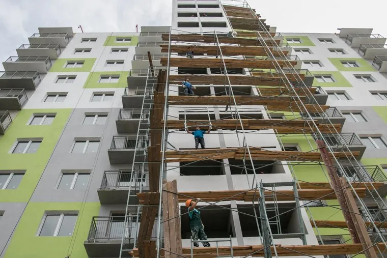 Пресс-тур по новостройкам Кургана, строители, высотка, жилой дом, строительные леса, недвижимость, новостройка