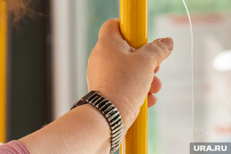 Травмы, полученные женщиной в автобусе, квалифицировали как легкий вред здоровью