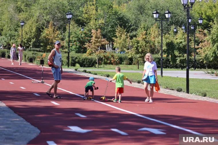 По словам главы Кургана, новые резиновые дорожки удобны и безопасны для горожан