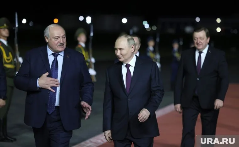 Президент РФ Владимир Путин (справа) помог Белоруссии стать десятым членом ШОС