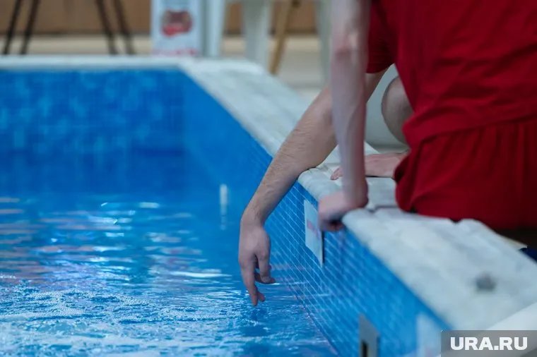 Во Владивостоке в школьном бассейне рухнул потолок